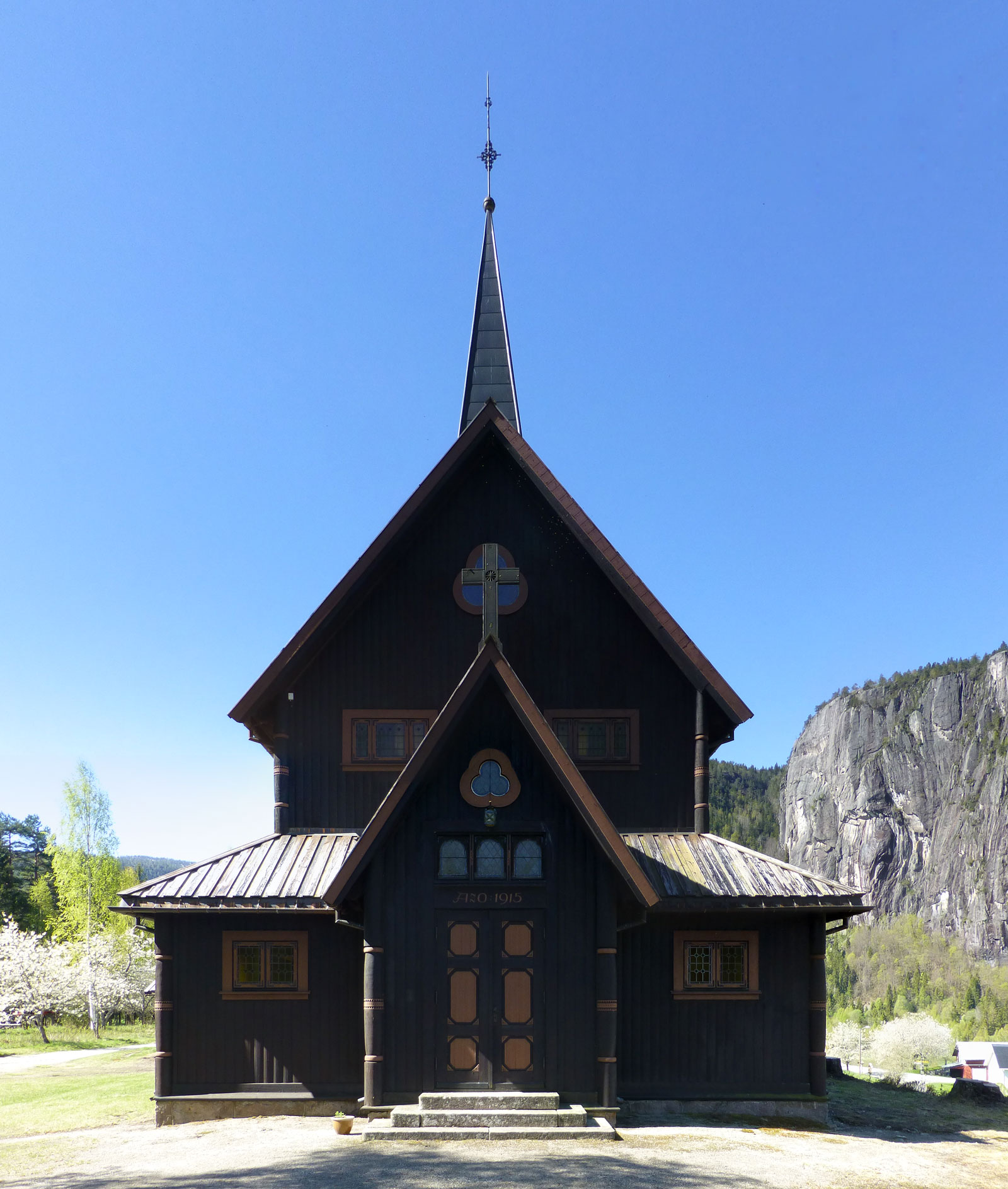 Inngangssida Fjågesund kyrkje 