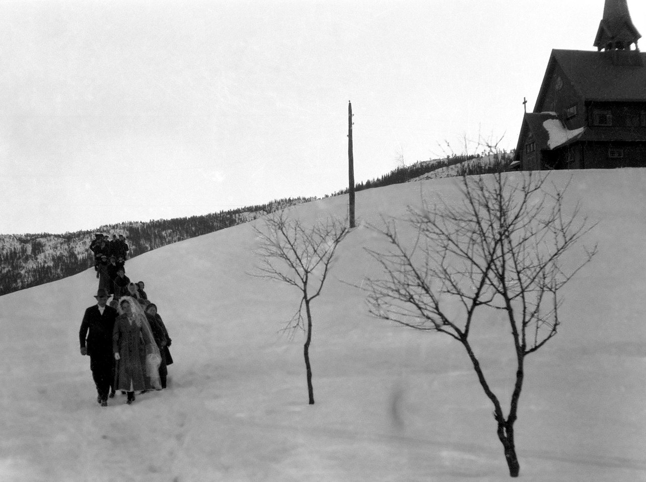 Brurefølgje frå Fjågesund kyrkje ca. 1920