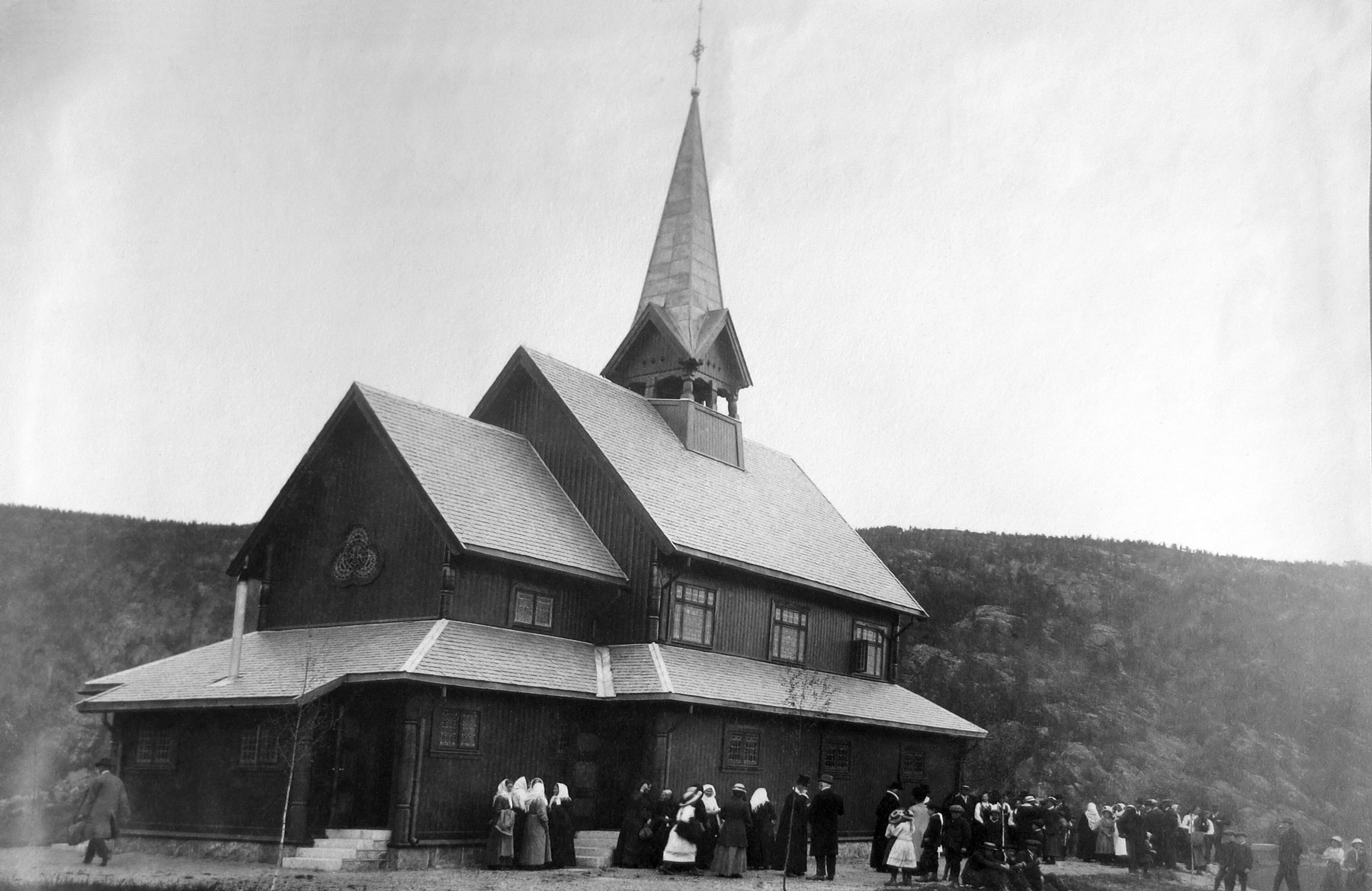 Fjågesund kyrkje vigslingsdagen (frå Bernt Støylen sitt fotoalbum)