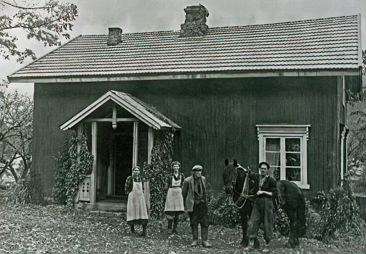 I tunet på Gråsvoll, truleg frå krigsåra 40-45. F.v. Anne Gråsvoll, Gjertrud Gråsvoll/Lauvlid, Nils Gråsvoll og med hesten Olav Gråsvoll.