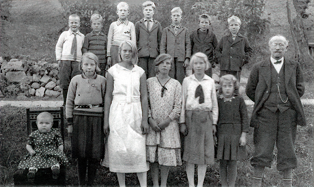 Bergsto skule 1933 —framme frå venstre: Anna Torsdalen (i stolen),
Gerdis Haugen, Solveig Teigen, Alma Finsand, Gjertrud Gråsvoll,
Herborg Nordheim/Strandkås og læraren Gunnar Herjusdalen. Bak:
Olav Fiskarbekk, Erling Sandsodden, Nils Sandsodden, Olav
Nordheim, Kåre Flom, Karl Finsand og Sigvald Finsand.