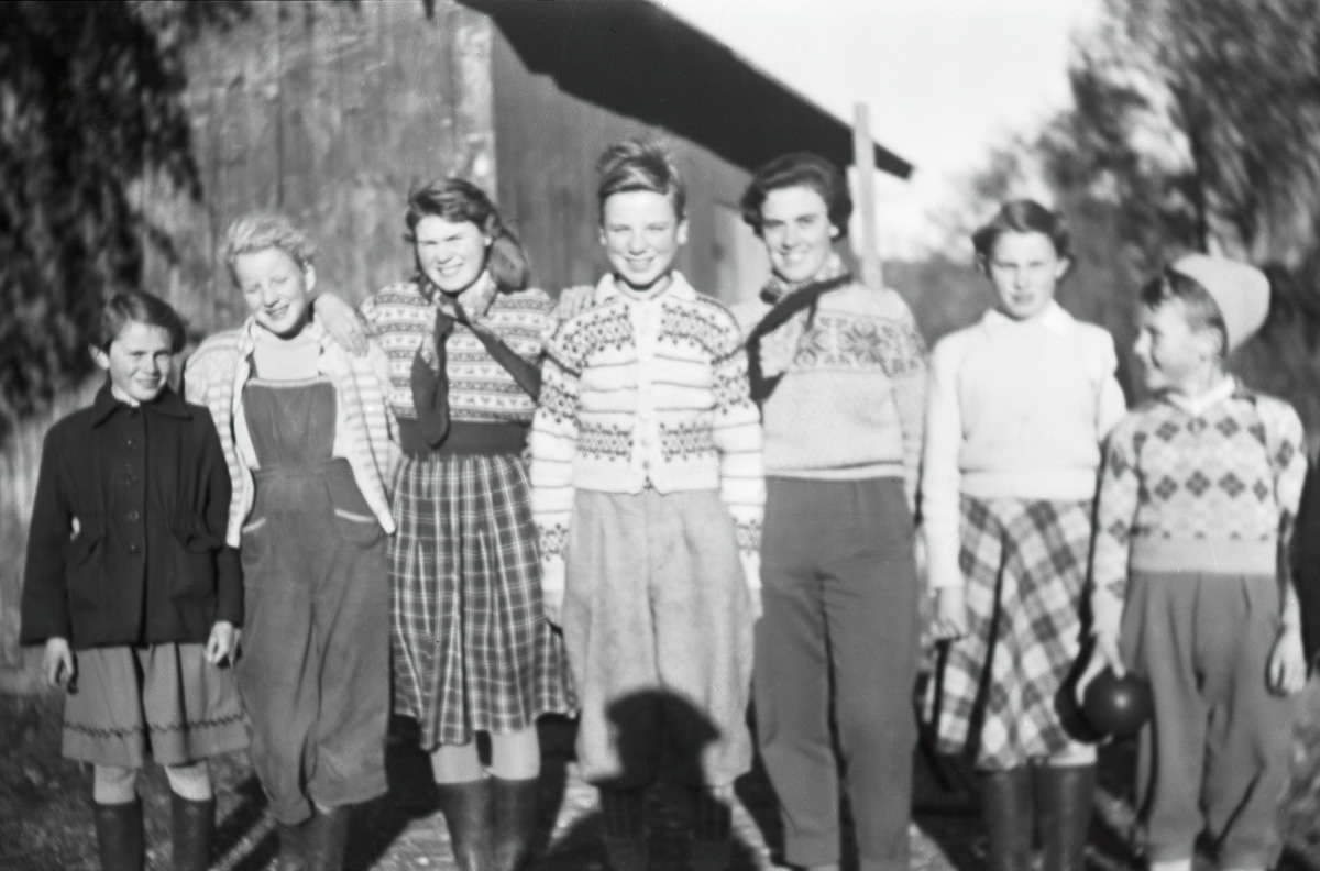 Bergsto skule, truleg 1954. F.v.: Reidun Øigarden, artikkelforfattaren, Bjørg Torsdalen, Sigmund Stemme, Kjerstine Vollum/Gundersen, Anne Øigarden og Johan Grossvoll.