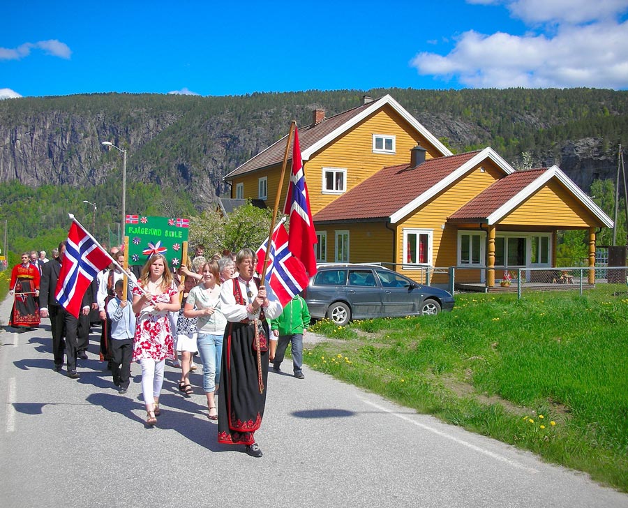 17mai toget passerar Fjågesund skule