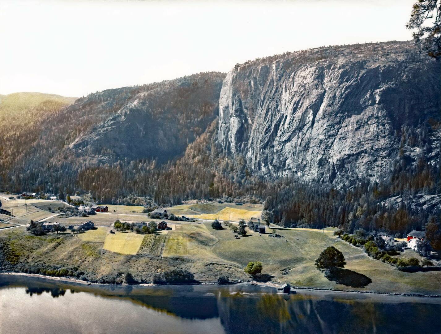 Utsikt mot Fjågesund frå Husfjell (ikkje flyfoto)