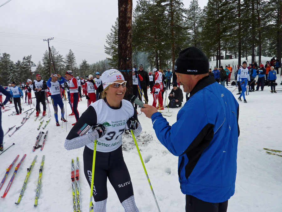 Vibeke Skofterud blir intervjua av  speaker Toralf Grave før start. 