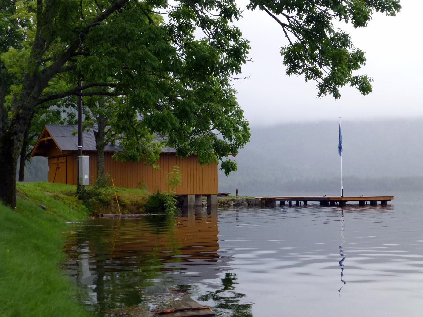 Bergsto brygge er en av Telemarkkanalens virkelige idyller enten du kommer fra vannsida eller landsida. Midtvinters solløst, mens om sommeren er her kveldssol til seint på kveld. Så får vi håpe brygga nå får et nytt liv som stoppested for små og store båter! 
