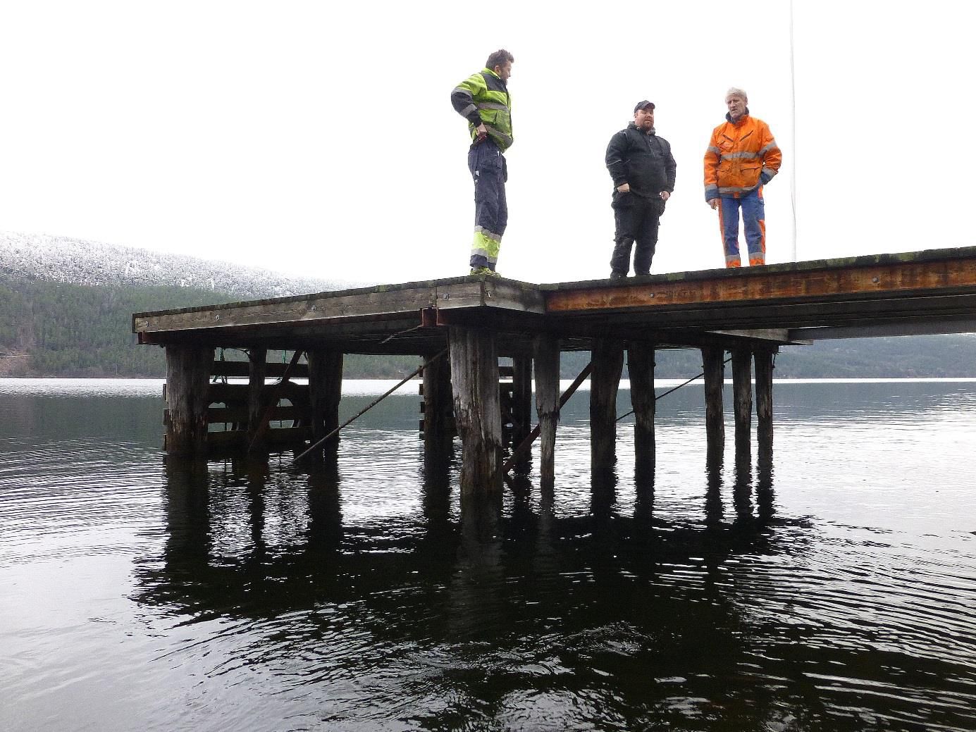 Her ser vi noen av ildsjelene i Bryggelaget under planlegging av prosjektoppstart. Legg merke til pælene fra trettitallet. Flere var nesten av pga is-skuring.