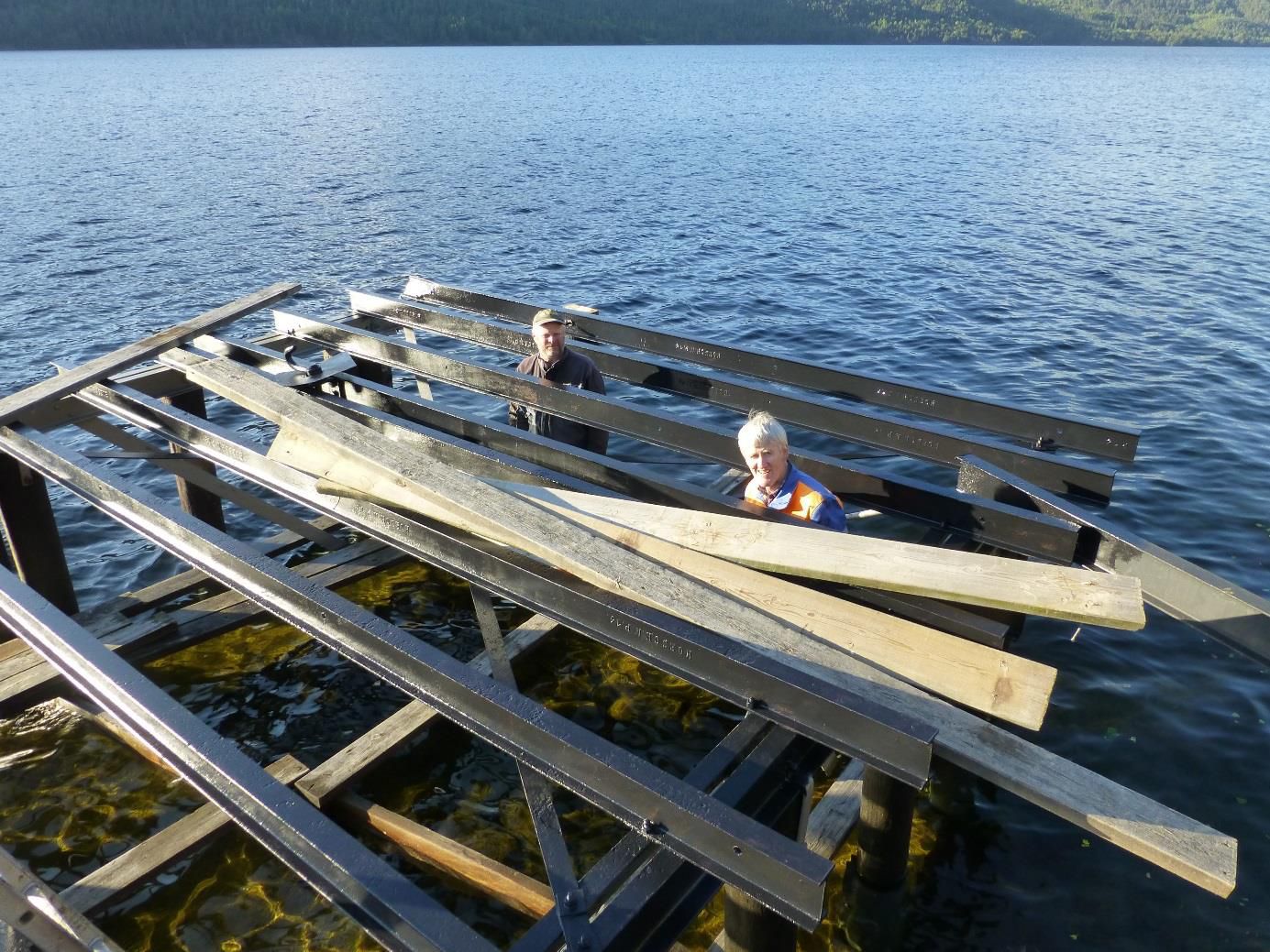 Her ser vi Nils Østenå og Hjørtur Pålsson. Stålbjelkene er nymalte med spesialmaling som benyttes i Nordsjøen på oljeinstallasjonene.